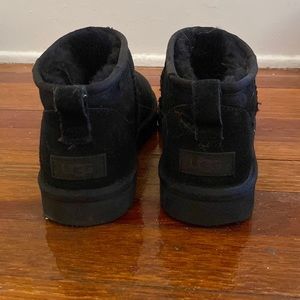 WOMENS BLACK MINI UGGS